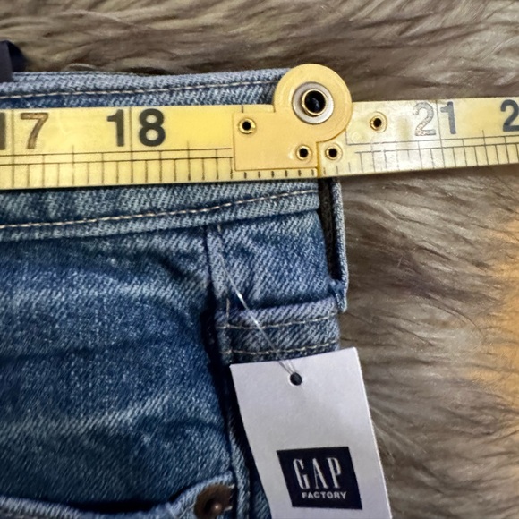 NEW w Tags - GAP girlfriend Crop Jeans Size 33- (20” ax at the waist) - Picture 14 of 14
